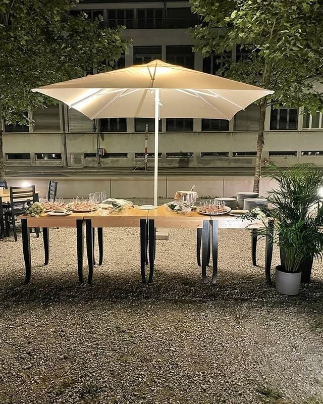 La terrasse des Arsenaux illuminée de nuit