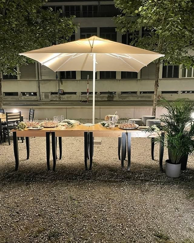 La terrasse des Arsenaux illuminée de nuit