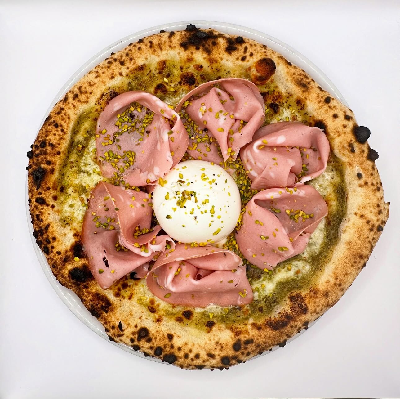 Pizza mortadelle, burrata et crème de pistaches
