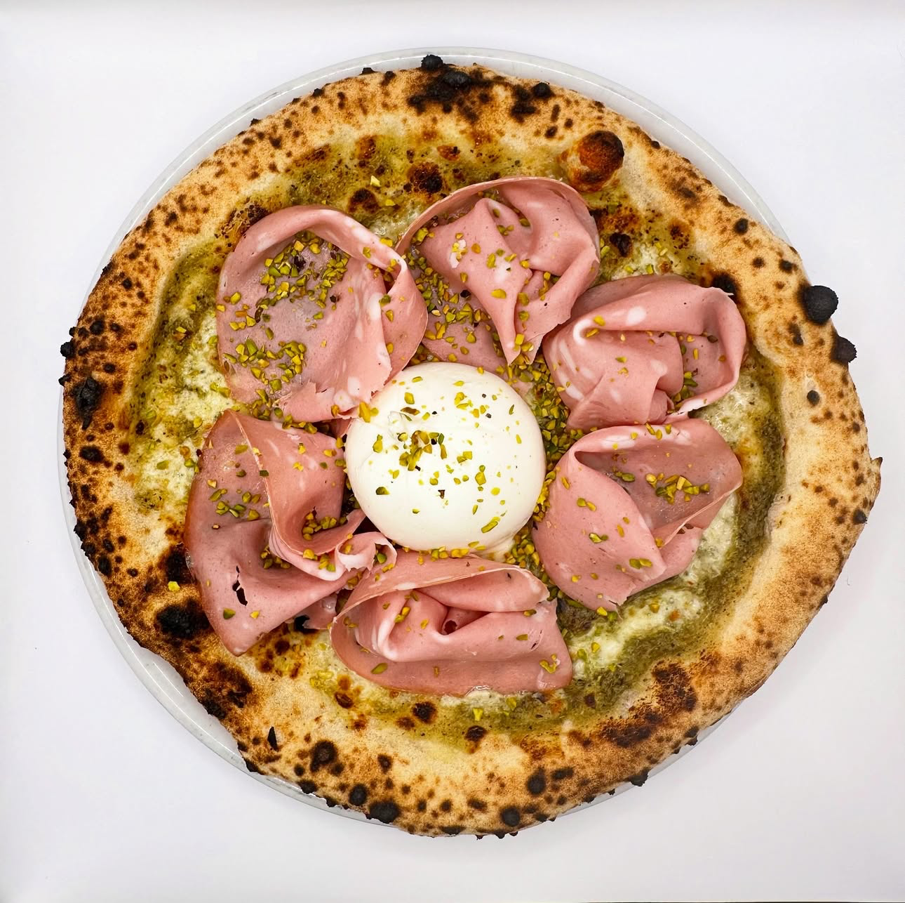 Pizza mortadelle, burrata et crème de pistaches
